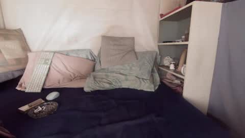 Snapshot of gayrobbin chatting on 10.24.25 gayrobbin online show from 10.24.25