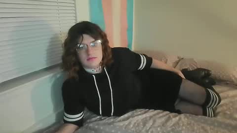 Snapshot of genesis820 chatting on 11.10.25 Rachelle online show from 11.10.25