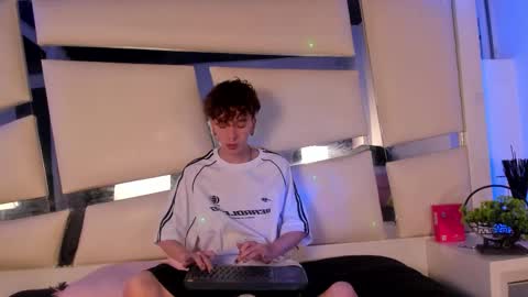 Snapshot of genesis_js chatting on 11.21.25 genesis_js online show from 11.21.25