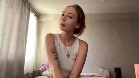 Snapshot of geneviveseay chatting on 09.17.25 Emmi online show from 09.17.25