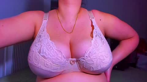 Snapshot of genifersweet chatting on 12.24.24 genifersweet online show from 12.24.24