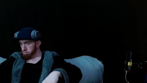 Snapshot of genitalwars chatting on 01.12.26 genitalwars online show from 01.12.26