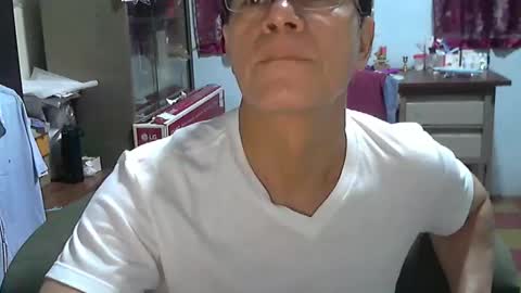 Snapshot of genuino2019 chatting on 04.01.26 Genuino online show from 04.01.26