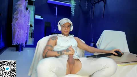 independent model online show from 05.08.26
