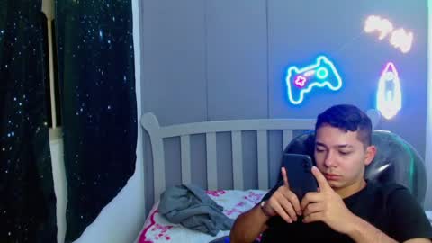 Snapshot of georgesmith_1 chatting on 12.30.24 GEORGE online show from 12.30.24