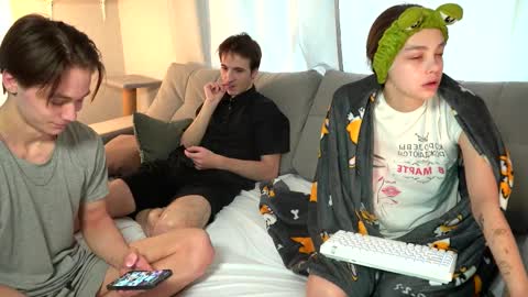 Snapshot of gerridae chatting on 02.23.25 Jean and Isa couple Van online show from 02.23.25