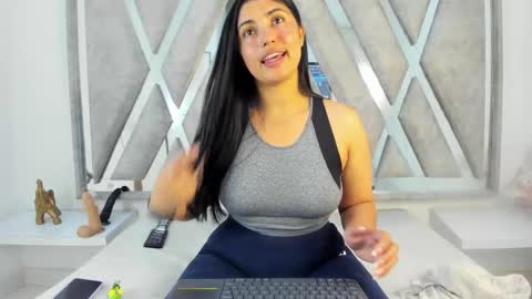 Danna Astrom online show from 02.18.25