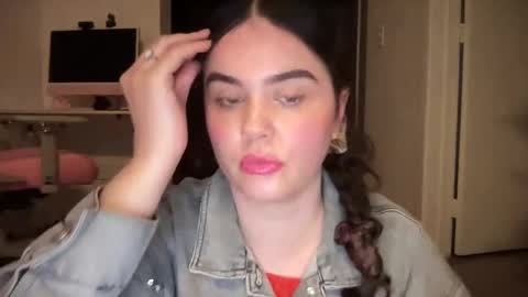 Snapshot of gia_is_horny chatting on 12.19.24 The Queen of Squirt online show from 12.19.24