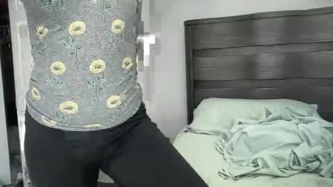 Snapshot of gia_is_horny chatting on 02.25.25 The Queen of Squirt online show from 02.25.25