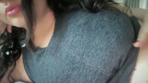 Snapshot of gia_is_horny chatting on 03.11.25 The Queen of Squirt online show from 03.11.25