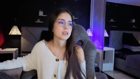 Snapshot of giapearl2 chatting on 10.17.25 Gia online show from 10.17.25