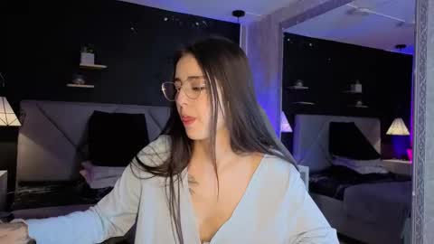 Snapshot of giapearl2 chatting on 10.18.25 Gia online show from 10.18.25