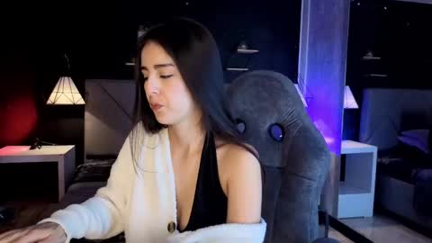 Snapshot of giapearl2 chatting on 10.31.25 Gia online show from 10.31.25