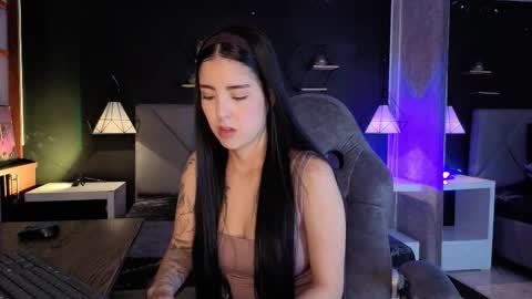 Snapshot of giapearl2 chatting on 11.19.25 Gia online show from 11.19.25