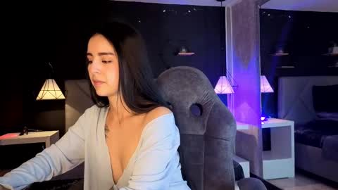 Snapshot of giapearl2 chatting on 11.22.25 Gia online show from 11.22.25