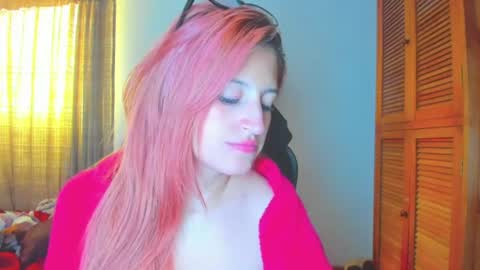 Snapshot of giaroussel chatting on 06.19.26 GiaRoussel online show from 06.19.26