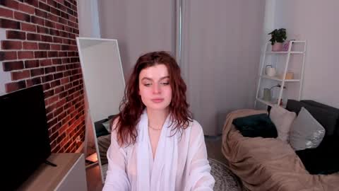 Snapshot of gin_yoon chatting on 12.08.24 Gin online show from 12.08.24