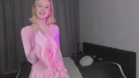 Snapshot of gin_yoon chatting on 11.06.25 Gin online show from 11.06.25