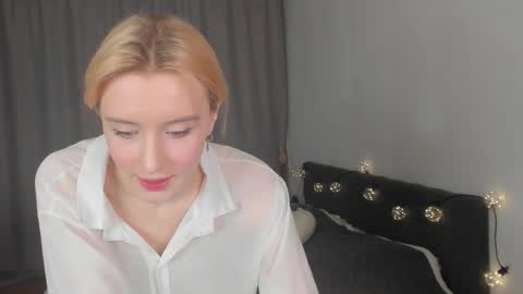 Snapshot of gin_yoon chatting on 11.21.25 Gin online show from 11.21.25