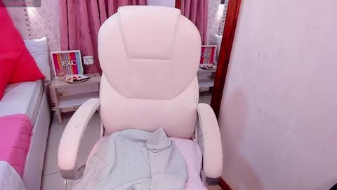 Snapshot of ginebra_ness chatting on 12.24.24 Ginebra Ness online show from 12.24.24