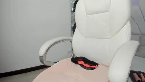 Snapshot of ginebra_ness chatting on 11.19.25 Ginebra Ness online show from 11.19.25