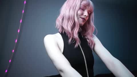        im expecting 350 thumbs up on my altar   online show from 02.25.26