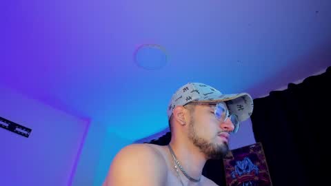 Snapshot of giomar_reyes chatting on 12.24.24 GIOMAR REYES online show from 12.24.24