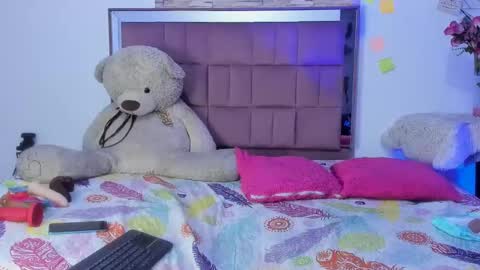 Snapshot of giralisis24 chatting on 12.17.24 giralisis24 online show from 12.17.24