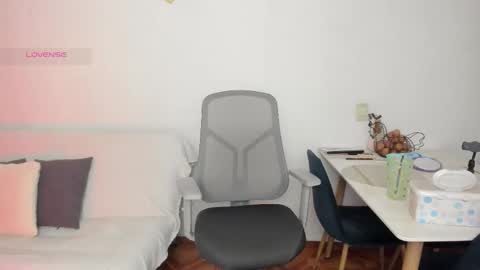 girl_inline online show from 11.25.25