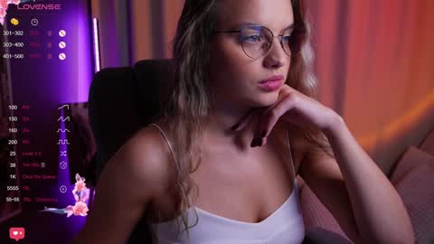 Snapshot of girl_peach_ chatting on 12.01.24 Kate online show from 12.01.24