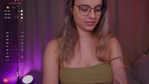 Snapshot of girl_peach_ chatting on 02.26.25 Kate online show from 02.26.25