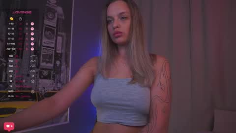 Snapshot of girl_peach_ chatting on 09.23.25 Kate online show from 09.23.25