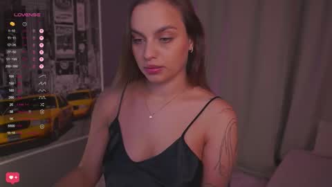 Snapshot of girl_peach_ chatting on 10.20.25 Kate online show from 10.20.25