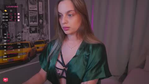 Snapshot of girl_peach_ chatting on 11.03.25 Kate online show from 11.03.25