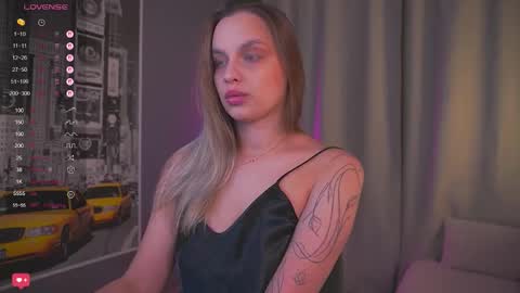 Snapshot of girl_peach_ chatting on 11.28.25 Kate online show from 11.28.25