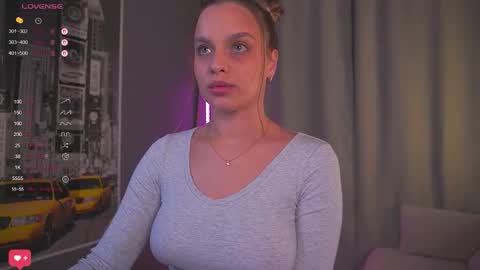 Snapshot of girl_peach_ chatting on 12.04.25 Kate online show from 12.04.25