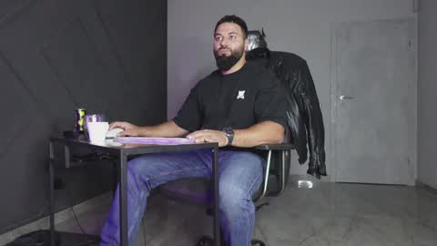 Snapshot of glennmasters chatting on 10.23.25 Matthew .. for short call me Matt online show from 10.23.25