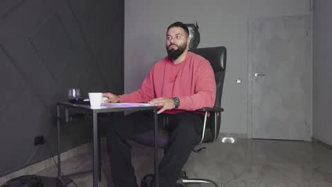 Snapshot of glennmasters chatting on 10.30.25 Matthew .. for short call me Matt online show from 10.30.25