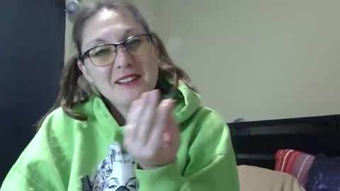 Snapshot of glitchwitchxoxo chatting on 12.14.25 glitchwitchxoxo online show from 12.14.25