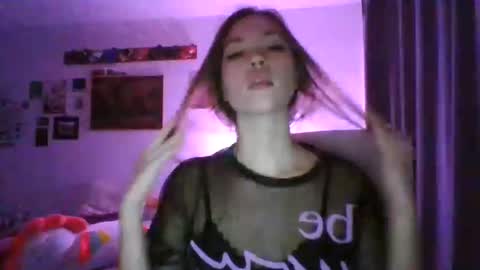 Snapshot of glitter_doll chatting on 01.28.25 glitter_doll online show from 01.28.25