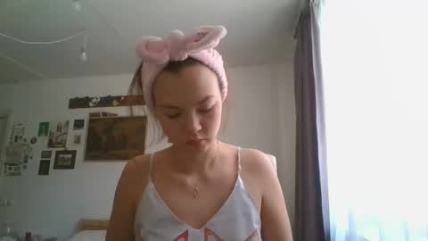 Snapshot of glitter_doll chatting on 02.25.25 glitter_doll online show from 02.25.25