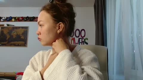 Snapshot of glitter_doll chatting on 09.26.25 glitter_doll online show from 09.26.25