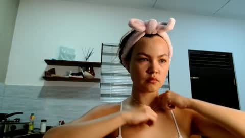 Snapshot of glitter_doll chatting on 10.14.25 glitter_doll online show from 10.14.25