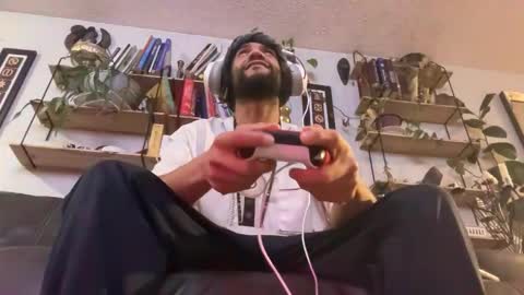 Snapshot of globalmovement chatting on 12.05.25 globalmovement online show from 12.05.25