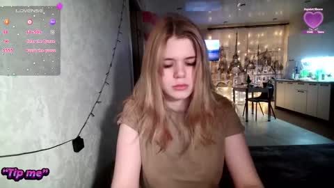 Snapshot of glossy_girl_1 chatting on 01.04.25 Roxy online show from 01.04.25