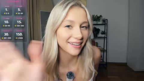 Snapshot of glossybabe_ chatting on 11.27.25 Cherry online show from 11.27.25