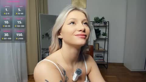 Snapshot of glossybabe_ chatting on 12.01.25 Cherry online show from 12.01.25