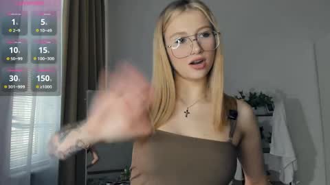 Snapshot of glossybabe_ chatting on 04.17.26 Cherry online show from 04.17.26
