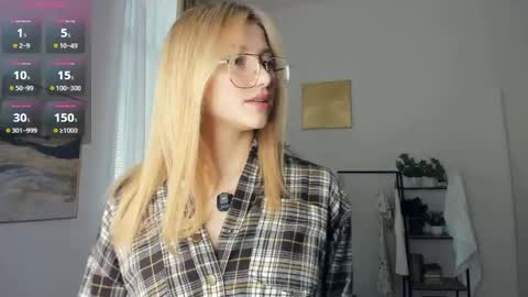Snapshot of glossybabe_ chatting on 05.08.26 Cherry online show from 05.08.26