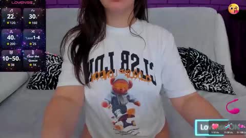 Snapshot of glowmimi chatting on 11.03.25 Mia online show from 11.03.25